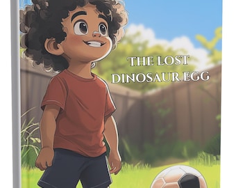 Könnte beinhalten: Kinderbuchcover mit dem Titel "The Lost Dinosaur Egg". Die Illustration zeigt ein lächelndes Kind in einem roten Hemd und blauen Shorts, einen Fußball und eine sonnige Szene im Freien mit blauem Himmel und grünem Gras.