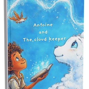 以下が含まれることがあります： 青い空に白い雲が浮かぶ丘の上に、茶色の巻き毛の少年が座っています。少年は白いふわふわした雲の生き物と向かい合って、光る魔法の書物を持っています。左上の空には鳥が飛んでいます。本のタイトルは「アントワーヌと雲の番人」です。