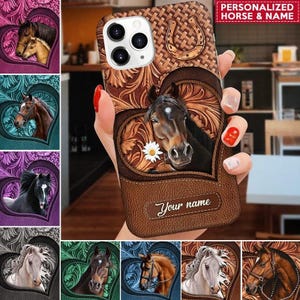 Funda de teléfono personalizada con estampado de huellas de caballos y nombre personalizado, ideal para amantes de los caballos.