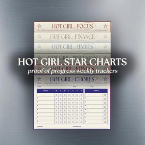 Può includere: Una pila di grafici a stelle "Hot Girl" con titoli come "Focus", "Finance" e "Habits". Ogni grafico ha un tracker settimanale con stelle per abitudini e obiettivi. È visibile anche il testo "proof of progress weekly trackers".