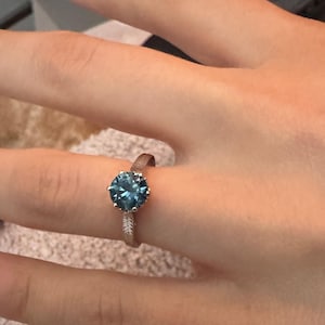 Vintage-inspirierter Montana Saphir Solitär • 1.51ct • 18K Weißgold Ring mit Gravur