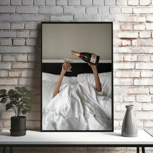 ベッドでワインを飲む女性のポスター、バーカートのプリント、白黒、カクテルの壁アート、アルコールポスター、ティーン寮の部屋の装飾、フェミニストプリント