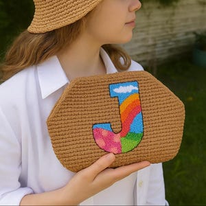 Clutch de rafia personalizado con inicial / Bolso de verano de paja hecho a mano / Bolsa con letras bordadas / Clutch de playa tejido / Regalo con monograma para ella