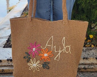 Gehäkelte Strandtasche aus Raffia – handgefertigte Boho Sommertasche mit individueller Namensbestickung
