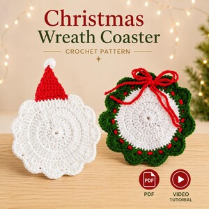 Puede incluir: Dos posavasos de ganchillo con el texto Christmas Wreath Coaster CROCHET PATTERN. Uno es blanco con un gorro de Papá Noel rojo. El otro es blanco con borde verde, costuras rojas y un lazo de lana rojo. Incluye iconos de PDF y tutorial en vídeo.
