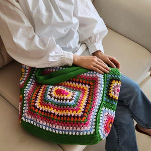 Oma Square grüne Häkeltasche, Boho Schultertasche, handgefertigte Tote, Reisetasche, Wochenendtasche, Strandtasche, personalisierte grüne häkeln Einkaufstasche