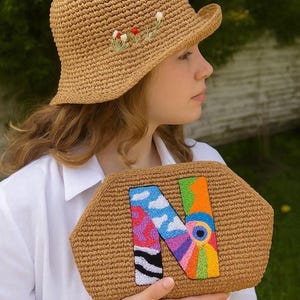 Clutch de rafia personalizado con inicial / Bolso de verano de paja hecho a mano / Bolsa con letras bordadas / Clutch de playa tejido / Regalo con monograma para ella