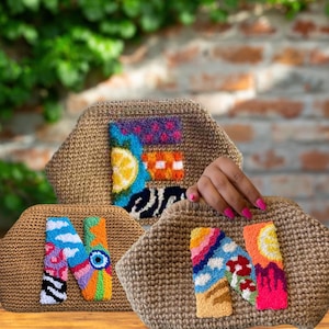 Clutch de rafia personalizado con inicial / Bolso de verano de paja hecho a mano / Bolsa con letras bordadas / Clutch de playa tejido / Regalo con monograma para ella