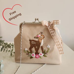 Personalisierte Beige Leinen Umhängetasche, handbesticktes Gazelle Design, Kettendetail, Sommer-Chic-Tasche, elegantes handgemachtes Geschenk für Sie