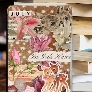 Puede incluir: Una funda rectangular para teléfono con un collage de patrón de manchas marrones, lirios rosas, flores de magnolia, dos palomas blancas y dos cervatillos con lazos. El texto JULY aparece en bloques blancos y el texto In Gods Hands está centrado.