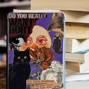 Peut inclure: Un fond violet avec un collage d'images comprenant un chat noir, une rose, une lune, une chauve-souris et un œil. Le texte "DO YOU REALLY WANT HURT" est en haut de l'image. Le texte "she loves moonlight and rainstorms and so many other things that have soul." est en bas de l'image.
