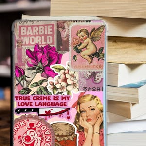 Può includere: Una custodia per telefono rosa e bianca con un collage di adesivi. Gli adesivi includono una rosa rosa, un cherubino, un coltello con il testo "True Crime is my Love Language", una donna vintage, un clown e un barattolo di marmellata.