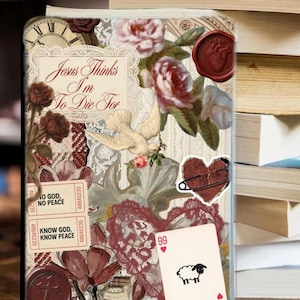 Puede incluir: Una cubierta de libro rectangular con un collage de ilustraciones florales vintage, una paloma blanca, un sello de cera rojo con un corazón, una carta de juego con una oveja y el texto Jesus Thinks I'm To Die For, No God No Peace, Know God Know Peace.