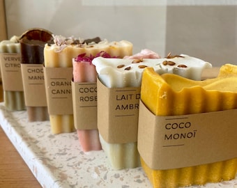 Jolis savons naturels faits-main. Bandeau personnalisable (Anniversaire, Noël, St Valentin, cadeau maîtresse, fête des mères). Sac exfoliant