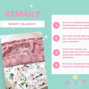 Puede incluir: Una manta minky con una capa superior texturizada en rosa polvoriento con el nombre bordado Shelby Fay y una capa inferior blanca con estampado floral. El texto a la derecha enumera cuatro puntos sobre especificaciones y cuidado.