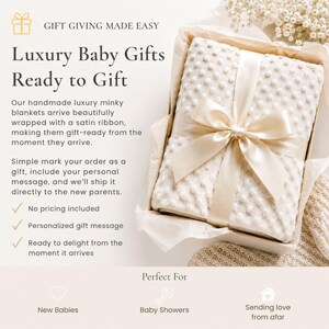 Puede incluir: Una manta minky de color crema con textura de puntos en relieve, doblada dentro de una caja de regalo y atada con una cinta de sat&eacute;n a juego. El texto dice: GIFT GIVING MADE EASY, Luxury Baby Gifts Ready to Gift, e incluye detalles sobre el envoltorio.