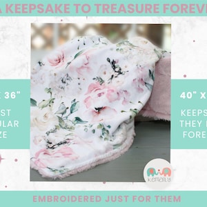 Puede incluir: Una manta blanca con un estampado floral rosa y verde y un reverso rosa suave. El texto incluye A KEEPSAKE TO TREASURE FOREVER, 36" x 36" MOST POPULAR SIZE, 40" x 60" KEEPSAKE THEY KEEP FOREVER, EMBROIDERED JUST FOR THEM y el logo KEMAILY.