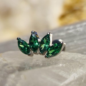 Pendiente plano con forma de marquesa en forma de abanico, circonita cúbica esmeralda, titanio de grado implante, joyería para perforación interna de cartílago.