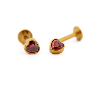 Può includere: Un set di tre tazze in ceramica con finitura opaca e macchiettata. Le tazze sono nei toni del crema, grigio chiaro e grigio scuro. Ogni tazza ha un design semplice e minimalista.