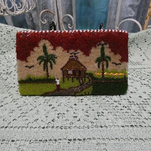 Monedero vintage hecho a mano con cuentas de vidrio y cremallera, ideal para guardar monedas, billetes o tarjetas. Casa con paisaje de isla tropical, palmeras y pájaros.