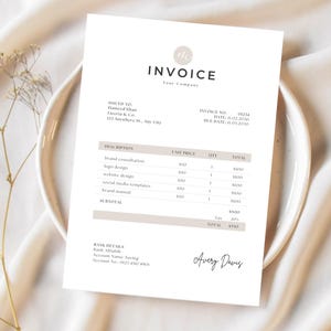 Puede incluir: Una plantilla de factura minimalista con fondo beige y texto negro. La factura incluye un nombre de empresa, información de contacto y una lista de servicios con precios y totales. La factura está firmada por "Avery Davis".