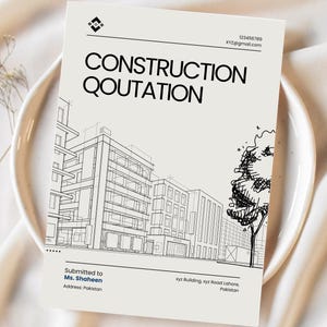 Pode incluir: Um documento "Construction Quotation" creme com um esboço de edifício e o texto "Construction Quotation" em letras pretas em negrito. O documento inclui informações de contato e é apresentado em um prato branco com um fundo macio e neutro.