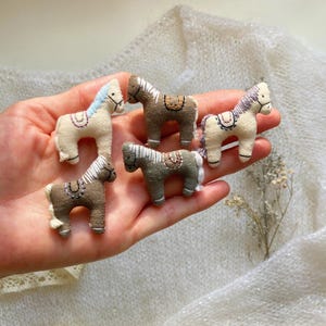 Patrón de costura de caballo en PDF, mini peluche, broche de tela, tutorial para principiantes.