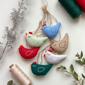 Cartamodello PDF per cucire una gallina o un pulcino in tessuto – Tutorial per uccellino di pezza – Ornamento in peluche cucito a mano