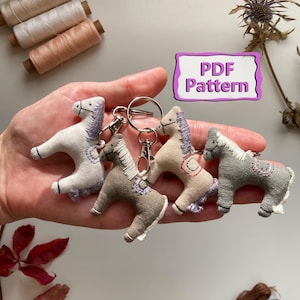Wzór na konika z materiału w formacie PDF, zawieszka do kluczy, miniaturowa zabawka w kształcie konika, mały samouczek na temat pluszowego zwierzęcia