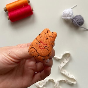 Nähvorlage für eine Mini-Katze (PDF) – Stoffkätzchen mit Herz, Anleitung, Brosche, Schlüsselanhänger, kleines Spielzeug