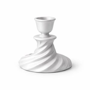 Può includere: Un portacandele in ceramica bianca con un design a spirale sulla base. Il portacandele ha una piccola parte superiore a forma di coppa per contenere una candela. Il design è moderno ed elegante.