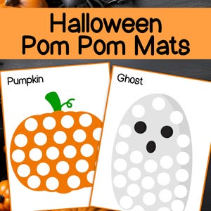 Może przedstawiać: Maty z pomponami na Halloween z motywem dyni i ducha. Dynia jest pomarańczowa z białymi kółkami, zieloną łodygą i napisem "Pumpkin". Duch jest biały z czarnymi oczami i ustami oraz napisem "Ghost".