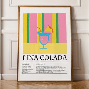 Könnte beinhalten: Ein gerahmter Druck mit einer farbenfrohen Illustration eines Piña Colada Cocktails. Das Kunstwerk hat einen gestreiften Hintergrund in Rosa, Gelb und Grün. Der Cocktail ist blau mit einer Kirsch- und Ananasgarnitur. Der Text "PINA COLADA" wird darunter angezeigt.