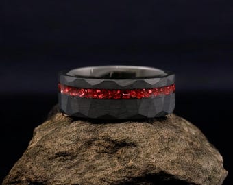 Röd krossad opalring | 8 mm svart hamrad volframvigselring | Svart borstad volframring | Jubileumsring | Present till honom och henne