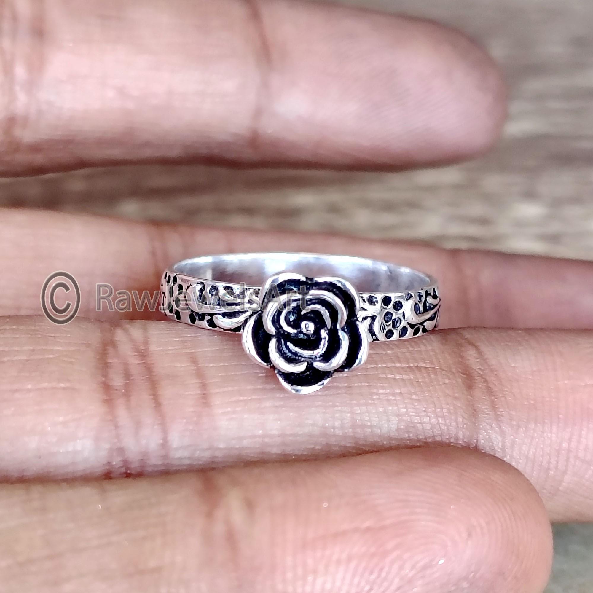 Petite Bague En Argent Avec Une Délicate Fleur Rose – Occasion En Bon état