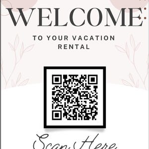 Könnte beinhalten: Ein Willkommensschild für eine Ferienwohnung mit dem Wort "WELCOME" in großen, dunkelgrauen Buchstaben. Darunter steht "TO YOUR VACATION RENTAL". Ein QR-Code befindet sich in einem schwarzen Quadrat, darunter die Worte "Scan Here" und "FOR CHECK-IN DETAILS".