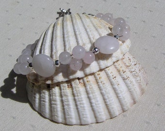 Lichtroze rozenkwarts kralenarmband, zilveren hartsluiting