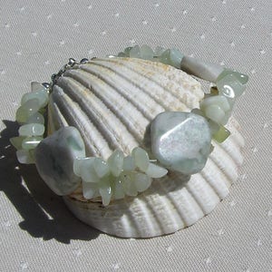 Pulsera de jade de la paz, con gemas de jade verde y cierre de corazón de plata.