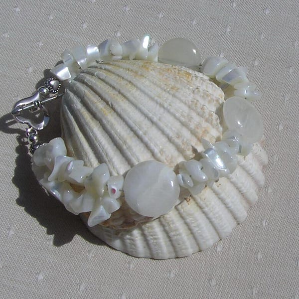Cream Bowenite & White Mother of Pearl Crystal Gemstone Bracelet "Magnolia", White Bracelet, Shell Bracelet, chakra Bracelet, Dream Bracelet
