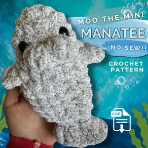 Puede incluir: Un peluche de manatí gris con ojos negros se sostiene sobre un fondo azul. El texto "Moo the Mini Manatee" y "No Sew!! Crochet Pattern" es visible. También se muestra el icono de descarga PDF.