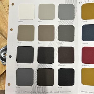 Puede incluir: Carta de colores con 16 muestras de piel sint&eacute;tica. Las muestras est&aacute;n dispuestas en cuatro filas de cuatro. Los colores incluyen blanco, tiza, niebla, azafr&aacute;n, masilla, topo, acero, atl&aacute;ntico, gris, moca, chocolate, carmes&iacute;, pizarra, humo y negro.