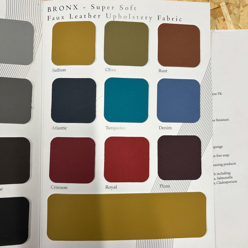 Puede incluir: Carta de colores que muestra 10 colores diferentes de tela de tapicer&iacute;a de piel sint&eacute;tica. Los colores son: Azafr&aacute;n, Oliva, &Oacute;xido, Atl&aacute;ntico, Turquesa, Denim, Carmes&iacute;, Real, Ciruela y un color dorado.