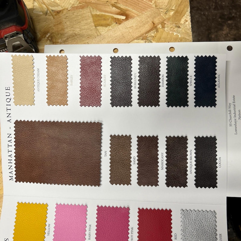 Puede incluir: Una carta de colores de muestras de cuero para tapicer&iacute;a. Las muestras est&aacute;n dispuestas en filas y columnas, con cada muestra etiquetada con un nombre de color. Los colores incluyen crema antigua, cebada, escarlata, burdeos, ciruela, espacio, atl&aacute;ntico, marr&oacute;n, arena, caoba, marr&oacute;n antiguo, cacao, amarillo, rosa beb&eacute;, rosa intenso, rojo, plata y agua.