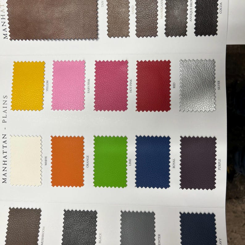 Puede incluir: Una carta de colores de muestras de cuero para tapicer&iacute;a. Las muestras est&aacute;n dispuestas en filas y columnas, con cada muestra etiquetada con un nombre de color. Los colores incluyen blanco, amarillo, naranja, lima, azul real, rojo, plata, rosa beb&eacute;, rosa intenso, morado, champi&ntilde;&oacute;n, negro, peltre y azul marino.