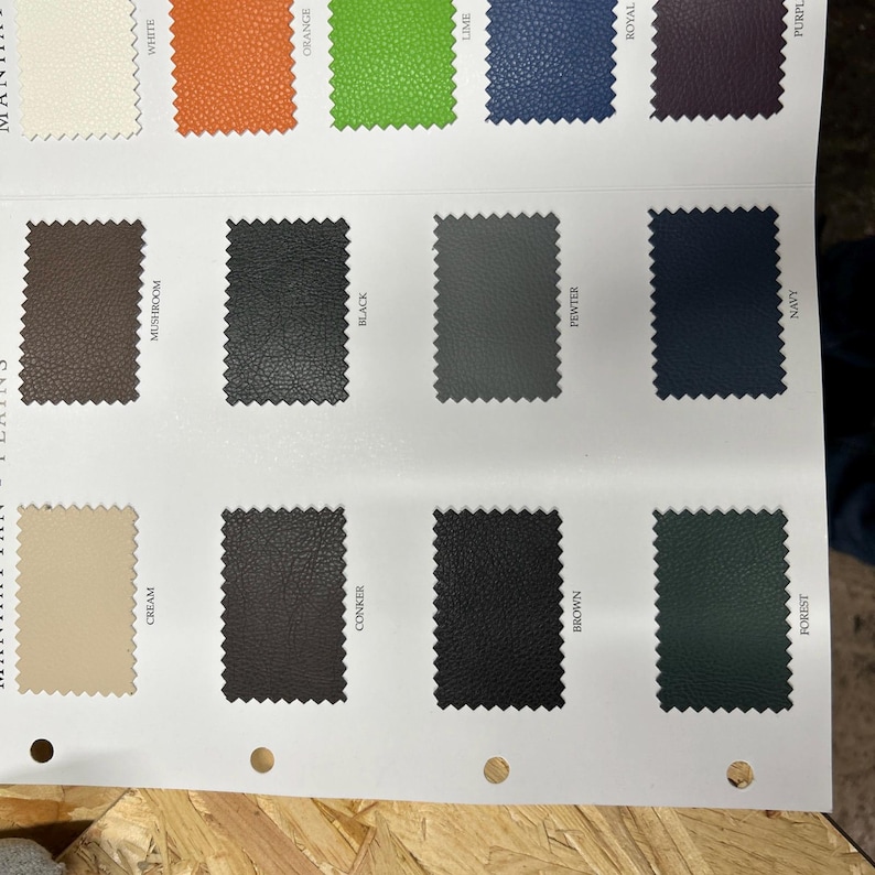 Puede incluir: Una carta de colores que muestra diferentes muestras de cuero. Las muestras est&aacute;n etiquetadas con nombres como "Blanco", "Naranja", "Lima", "Real", "P&uacute;rpura", "Champi&ntilde;&oacute;n", "Negro", "Peltre", "Azul marino", "Crema", "Conker", "Marr&oacute;n" y "Bosque".