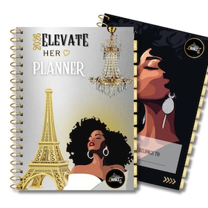 Pode incluir: Um planejador com espiral com uma ilustração dourada da Torre Eiffel e o texto "ELEVATE HER PLANNER 2026". A capa apresenta uma ilustração de uma mulher com cabelo escuro e um lustre. O segundo planejador mostra um perfil de mulher e o texto "BELONGS TO".