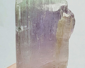 Espécime/Cristal transparente de Kunzita natural bem biterminada, 127 gramas, proveniente do Afeganistão.