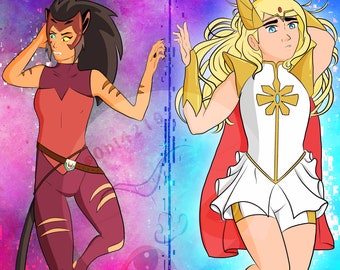 Pode incluir: Dois personagens femininos de desenho animado, um com cabelo ruivo e um traje vermelho e preto, o outro com cabelo loiro e um traje branco e dourado, de pé de costas um para o outro contra um fundo roxo e azul.
