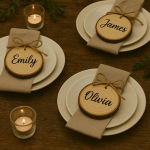 Juego de adornos con nombre en forma de rebanada de madera: tarjetas de lugar personalizadas para cenas, bodas o mesas festivas; etiquetas personalizadas para nombres de invitados (juego de 6 o más)