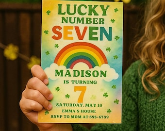 Può includere: Un biglietto d'invito colorato con la scritta "LUCKY NUMBER SEVEN" e un arcobaleno. Il biglietto è per il 7° compleanno di Madison, con data e dettagli del luogo. I trifogli verdi decorano il biglietto.